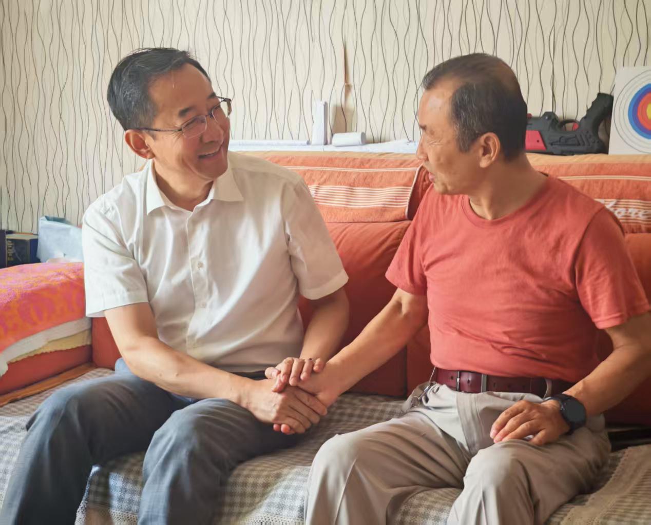 金万宏走访看望厅部分退休老干部