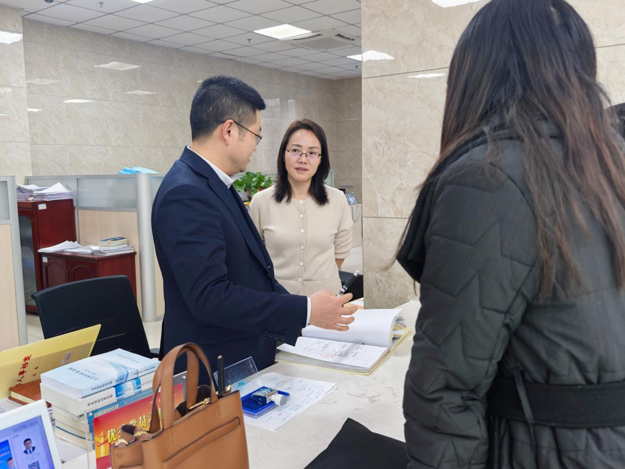 “大厅工作日”制度落地 局长一线坐班解民忧